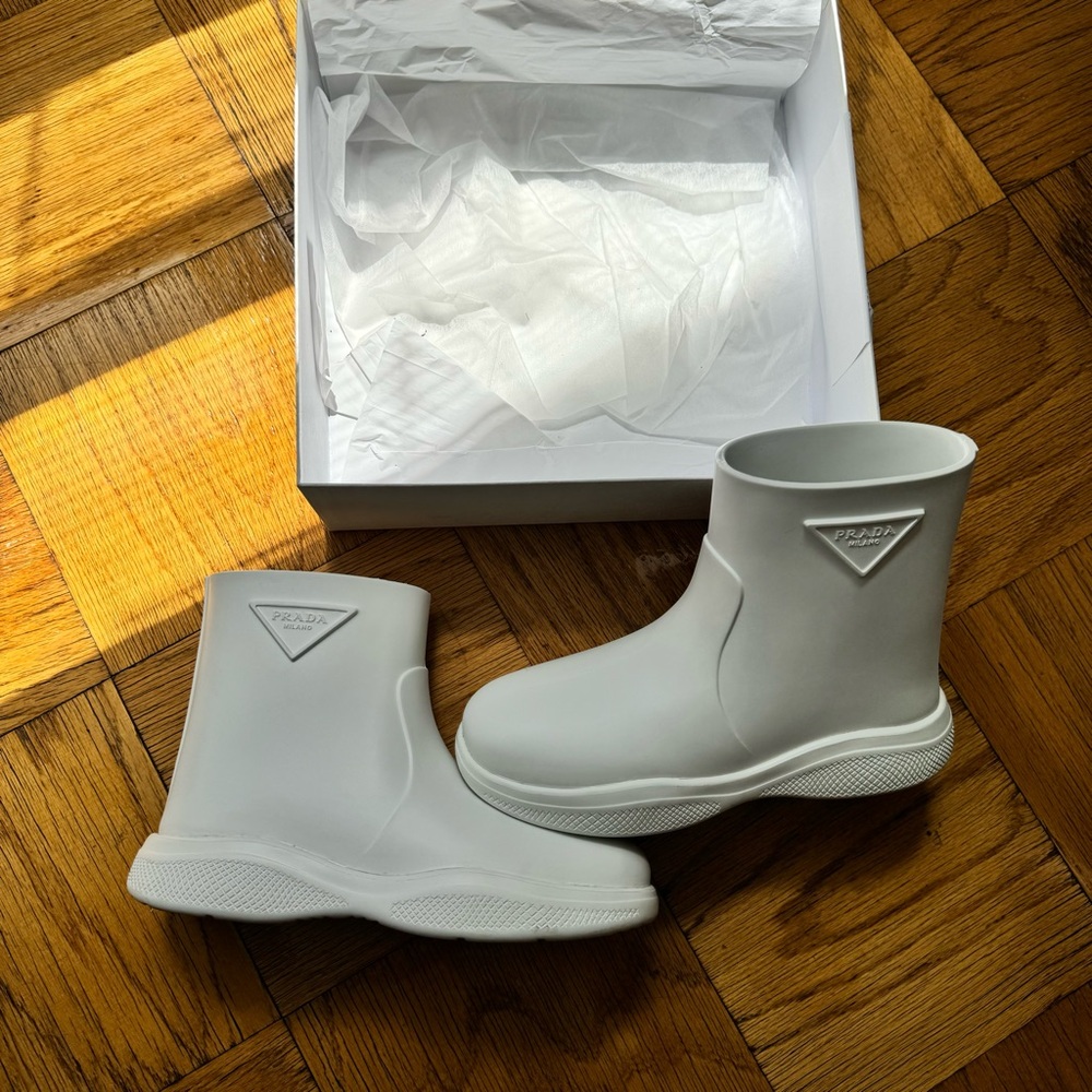 PRADA // RUBBER ANKLE RAIN BOOT - Picture 4 of 8